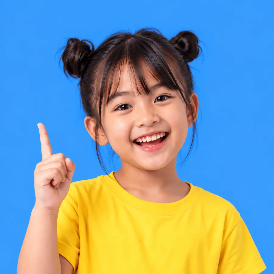Anak tersenyum sambil menunjuk ke atas